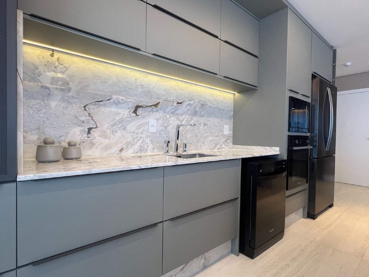 Apartamento à venda no Praia Brava: Cozinha com armários e eletros embutidos em apartamento decorado (foto real)