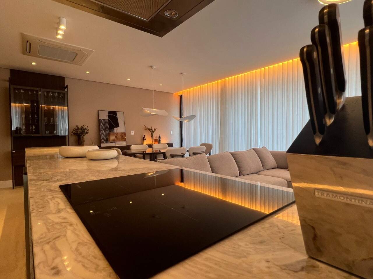 Apartamento à venda no Praia Brava: Bancada com cooktop integrada ao living em apartamento decorado (foto real)