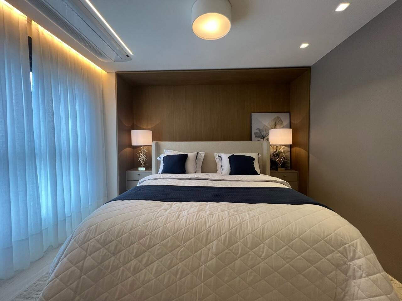 Apartamento à venda no Praia Brava: Suíte com cabeceira de madeira em apartamento decorado (foto real)
