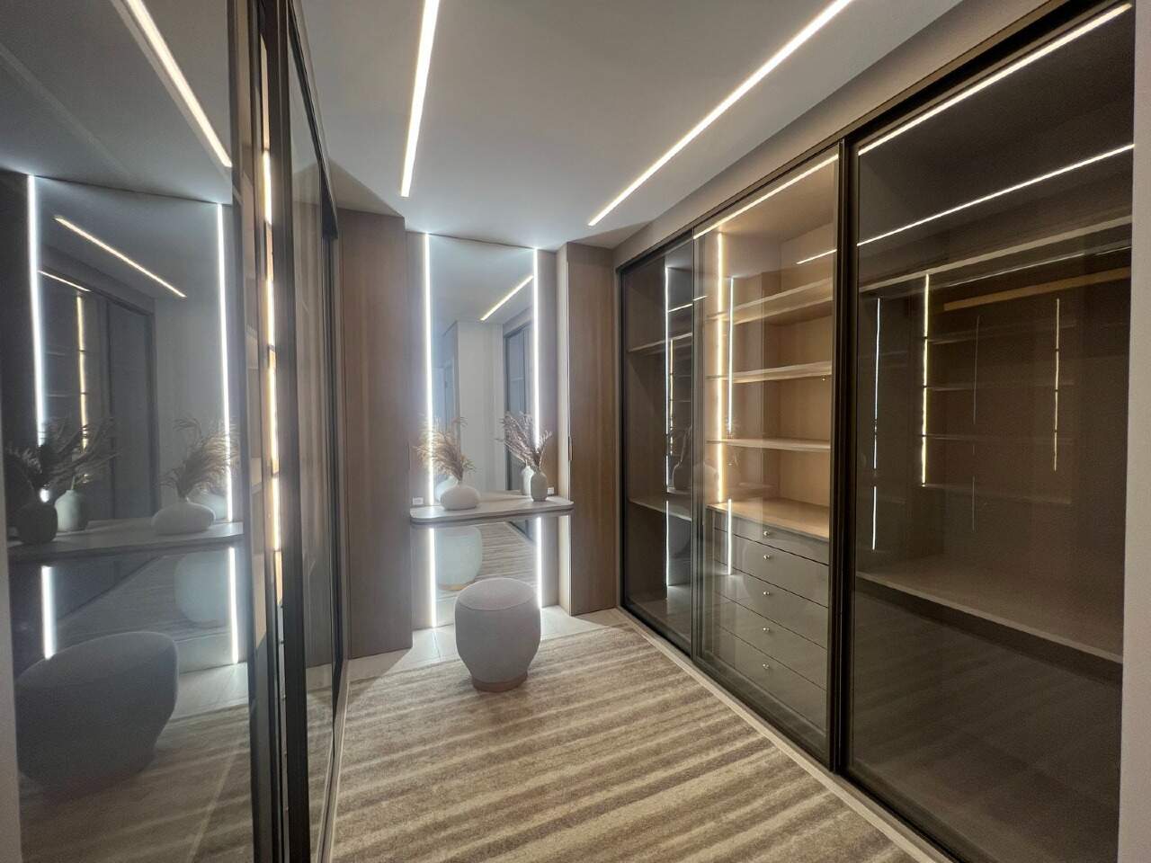 Apartamento à venda no Praia Brava: Closet com portas de vidro em apartamento decorado (foto real)