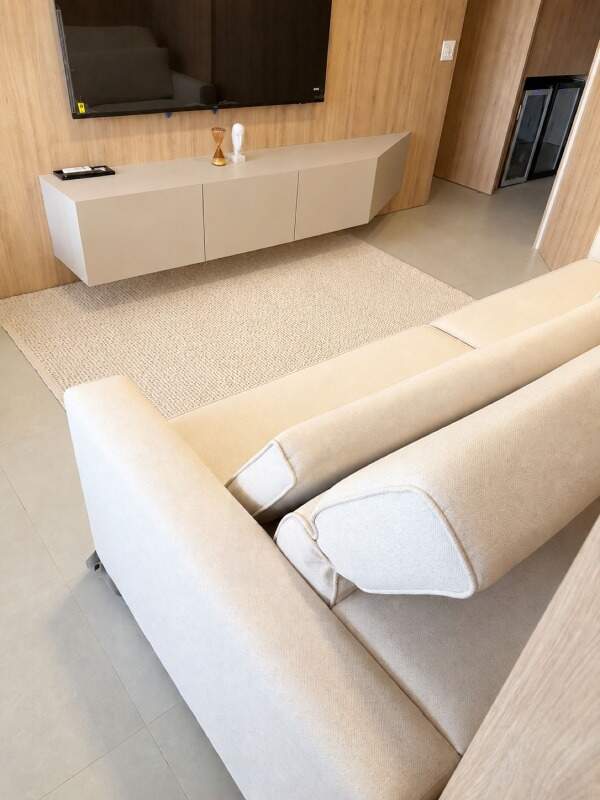 Apartamento à venda no Praia Brava: Sofá e rack do living