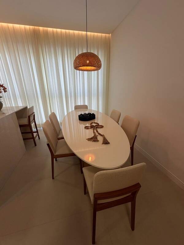 Apartamento à venda no Praia Brava: Sala de jantar com mesa oval, cadeiras e pendente