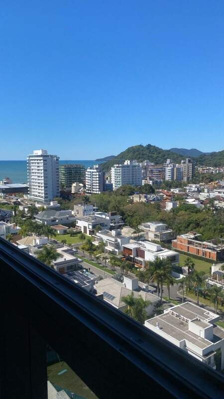 Apartamento à venda no Praia Brava: Vista parcial do mar e dos morros da Praia Brava pela janela