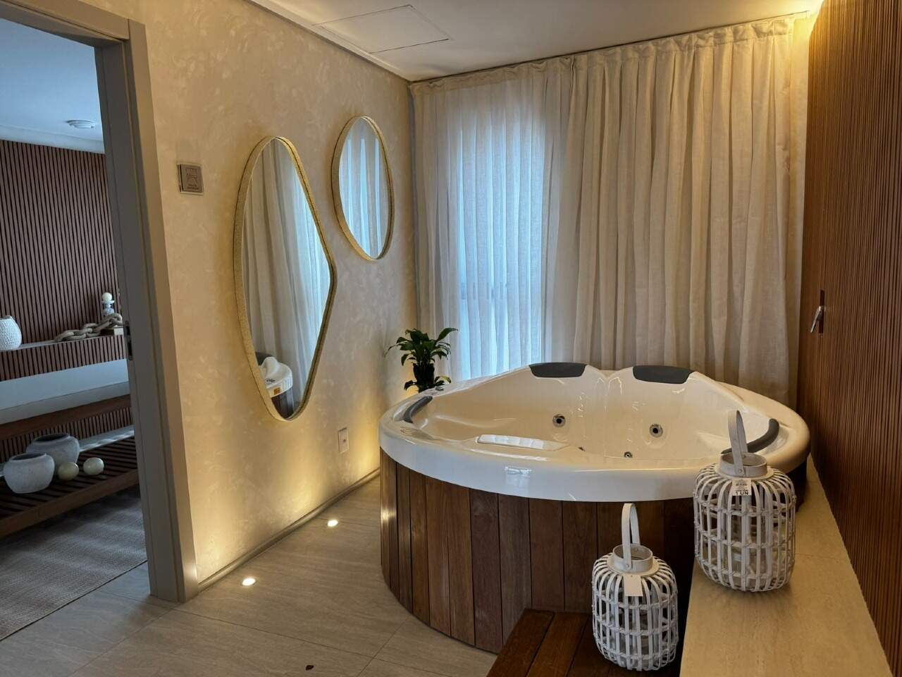 Apartamento à venda no Praia Brava: Spa do Brava Sixteen com banheira de hidromassagem