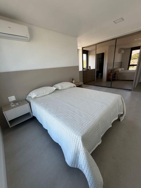 Apartamento à venda no Praia Brava: Suíte com armário espelhado e ar-condicionado