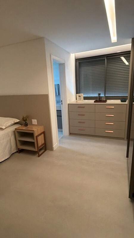 Apartamento à venda no Praia Brava: Suíte com cômoda e iluminação embutida