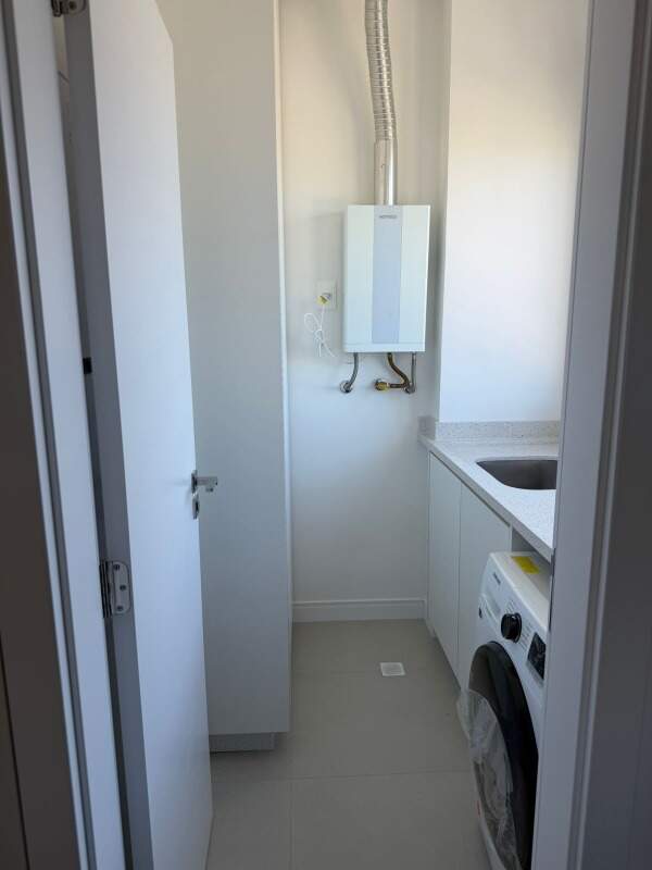 Apartamento à venda no Praia Brava: Área de serviço com lava e seca e aquecedor a gás