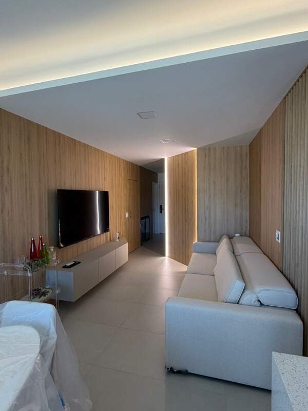 Apartamento à venda no Praia Brava: Living mobiliado com painel de TV, sofá e ar-condicionado no Brava Sixteen, Praia Brava