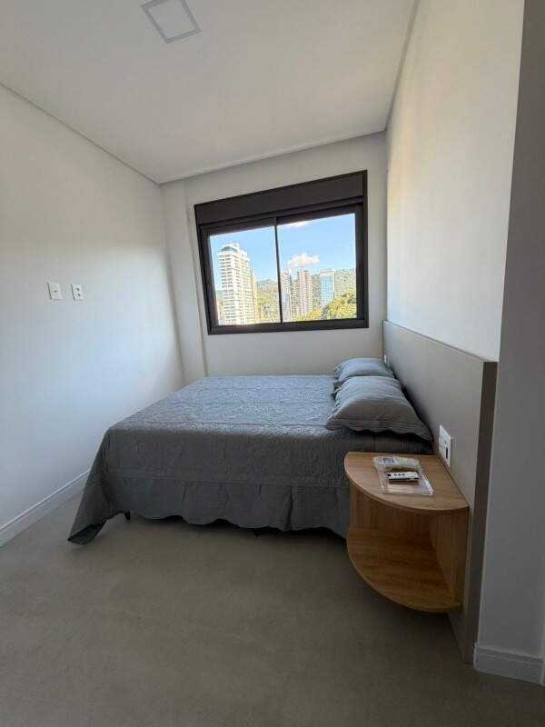 Apartamento à venda no Praia Brava: Quarto com janela para os prédios da Praia Brava