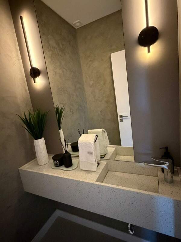 Apartamento à venda no Praia Brava: Lavabo com bancada de pedra e arandelas