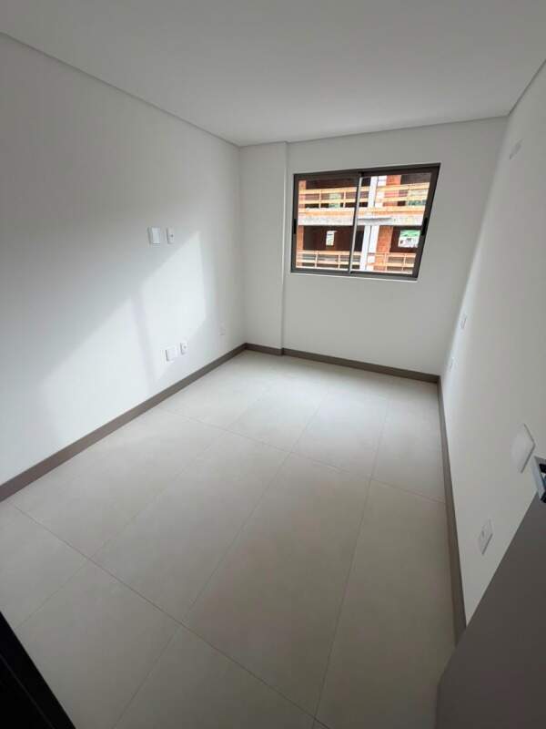 Apartamento à venda no Praia Brava: Segundo quarto com janela de correr e piso de porcelanato