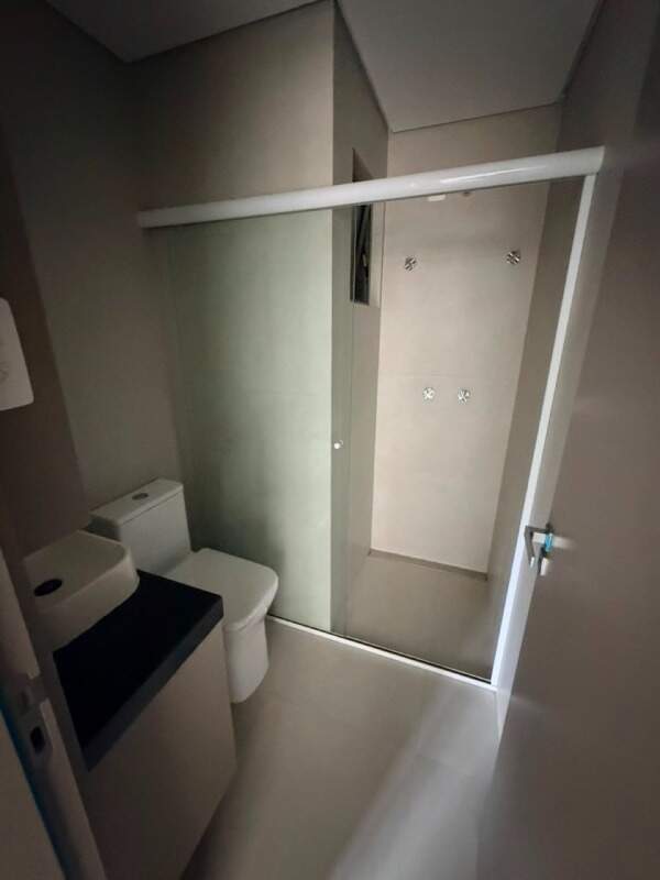 Apartamento à venda no Praia Brava: Banheiro social com box de vidro e bancada escura