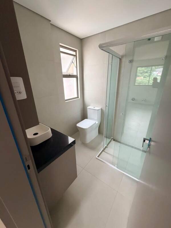 Apartamento à venda no Praia Brava: Banheiro da suíte com box de vidro, cuba de apoio e janela