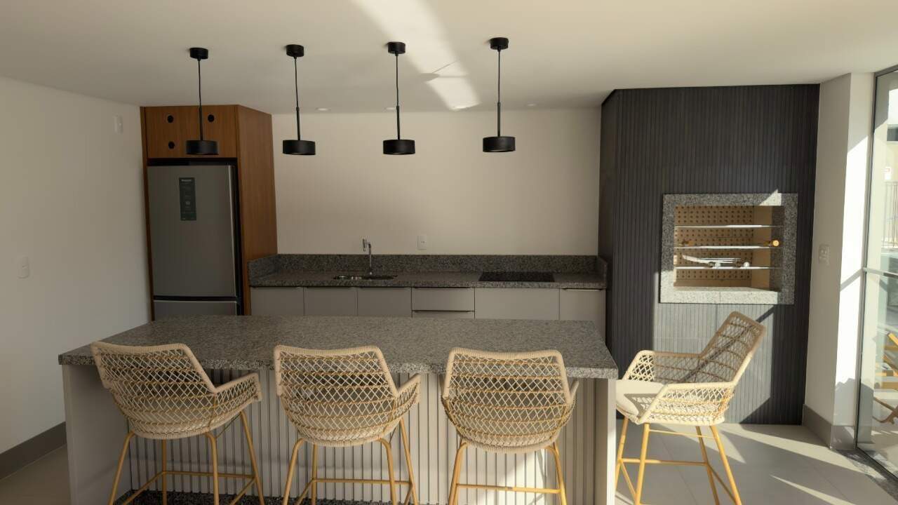 Apartamento à venda no Praia Brava: Espaço gourmet com bancada, banquetas e churrasqueira