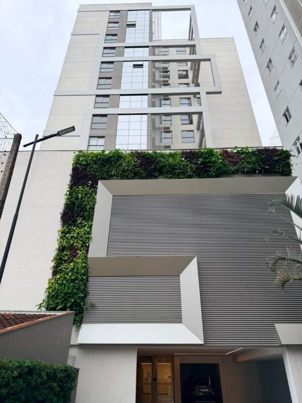 Apartamento à venda no Praia Brava: Entrada do prédio com jardim vertical e painel ripado