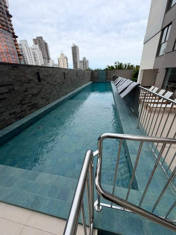Apartamento à venda no Praia Brava: Piscina com raia e deck no lazer do Soul Brava Club