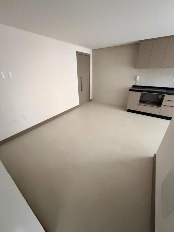 Apartamento à venda no Praia Brava: Living com a bancada da cozinha e a porta de entrada ao fundo