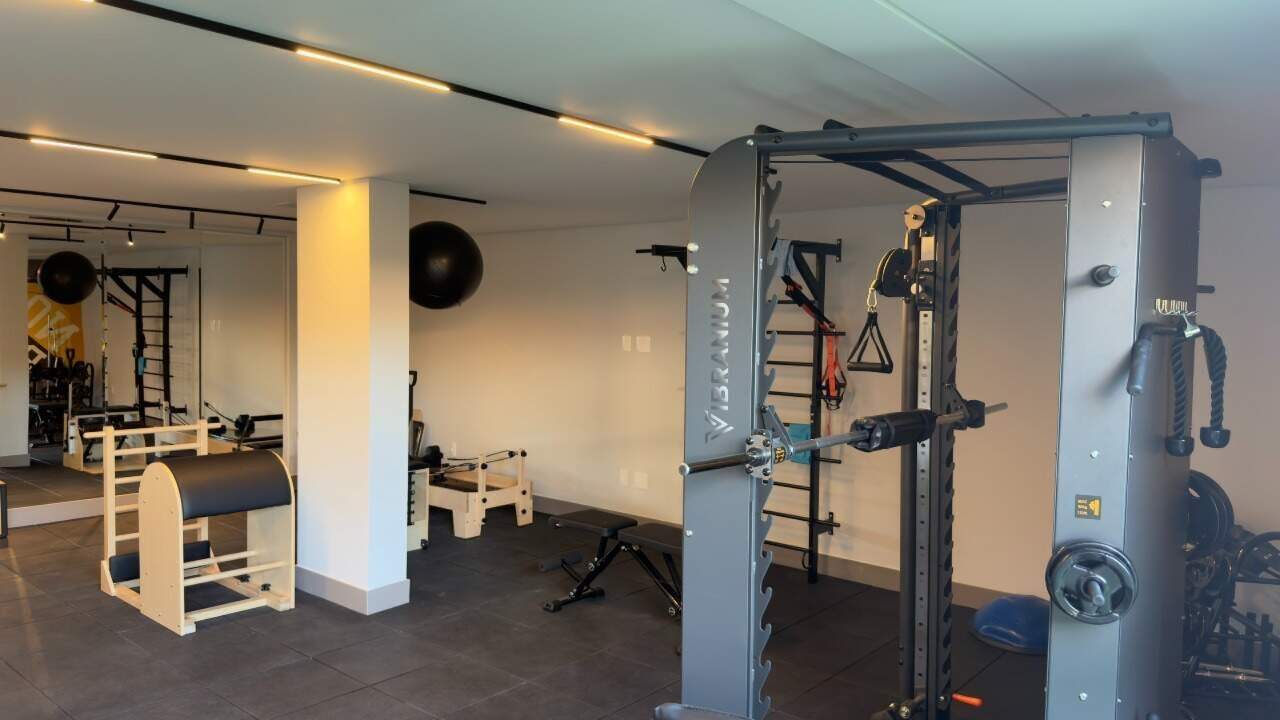 Apartamento à venda no Praia Brava: Academia com aparelhos de pilates e de musculação no Soul Brava Club