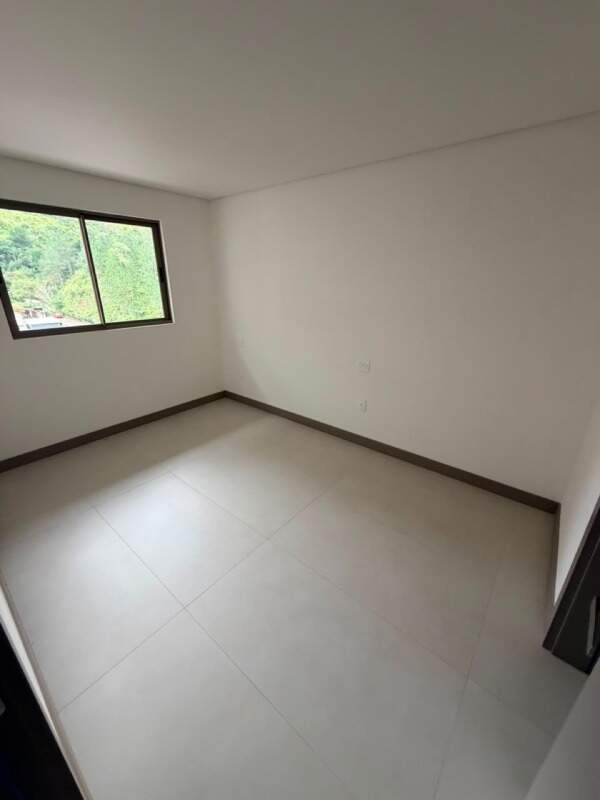 Apartamento à venda no Praia Brava: Quarto com janela voltada para o morro, com mata