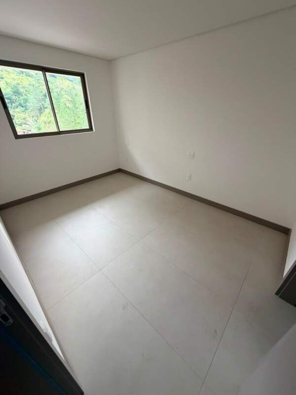 Apartamento à venda no Praia Brava: Quarto com janela para o morro, com mata