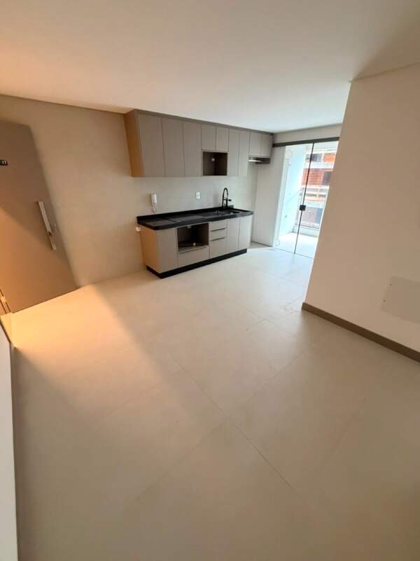 Apartamento à venda no Praia Brava: Living e cozinha integrados, com luz natural entrando pela porta da sacada