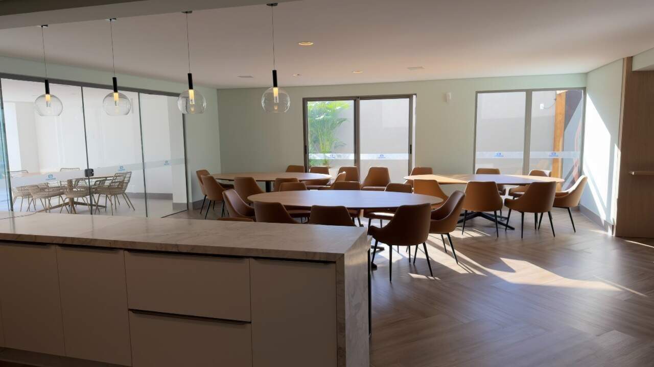 Apartamento à venda no Praia Brava: Salão de festas com ilha, mesas e janelas amplas