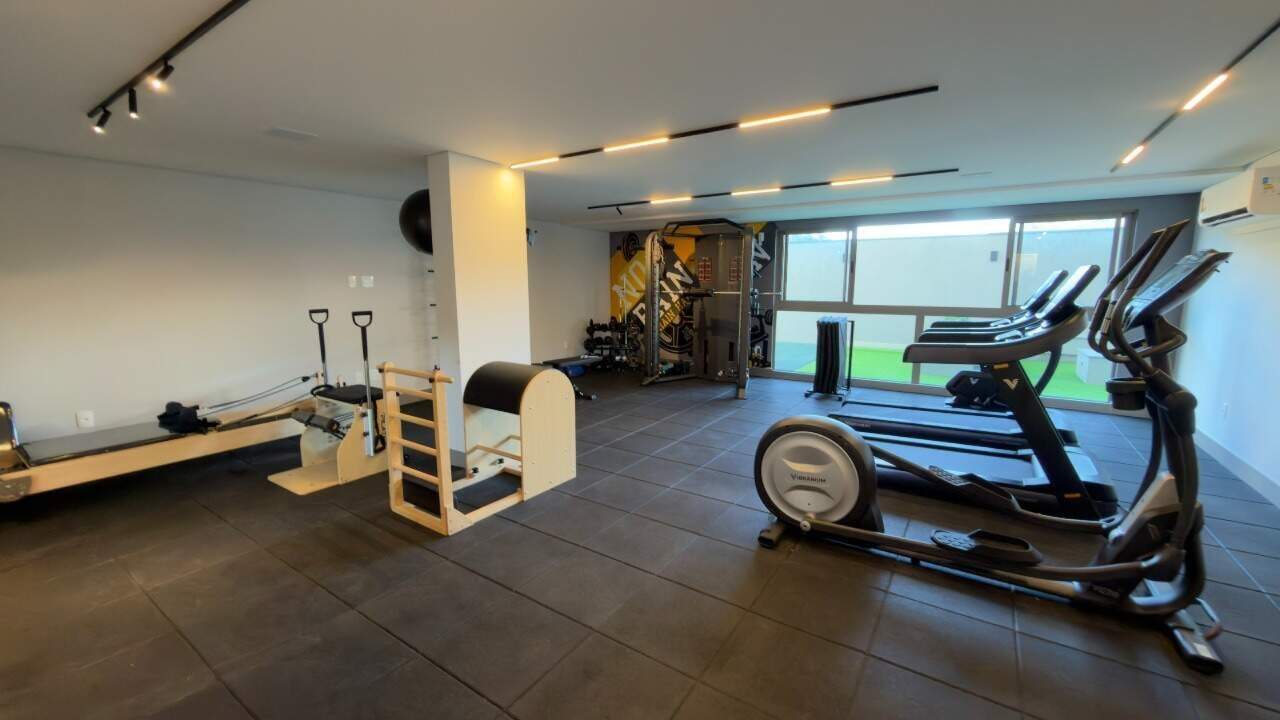 Apartamento à venda no Praia Brava: Sala de pilates com aparelhos e elíptico