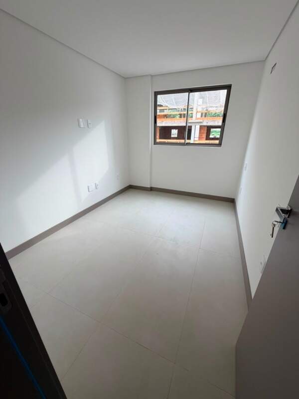 Apartamento à venda no Praia Brava: Quarto com janela de correr e porcelanato claro