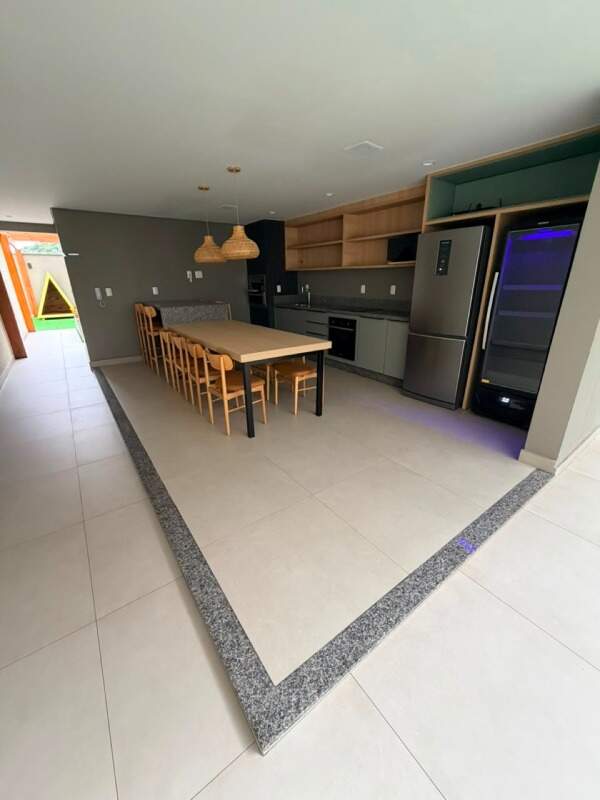 Apartamento à venda no Praia Brava: Espaço gourmet com mesa comunitária, geladeira e adega no Soul Brava Club