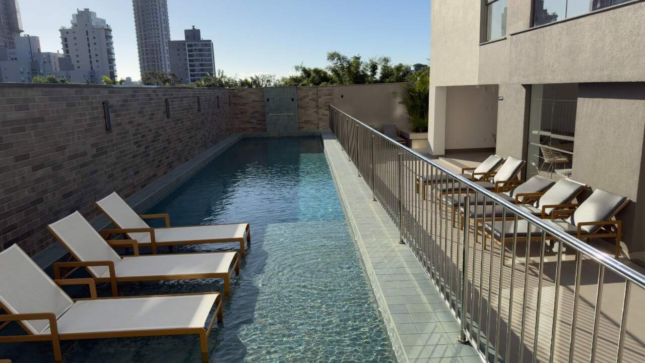 Apartamento à venda no Praia Brava: Piscina com espreguiçadeiras e deck no Soul Brava Club
