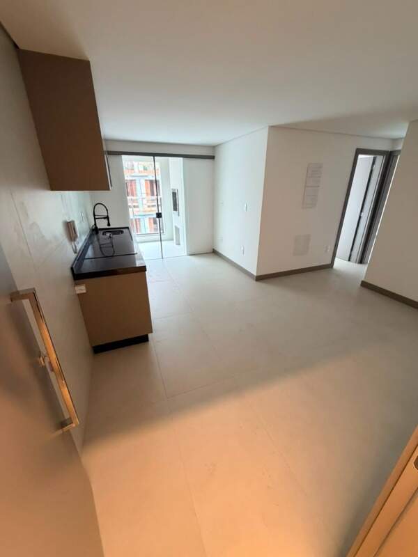 Apartamento à venda no Praia Brava: Living com a bancada da cozinha à esquerda e a sacada ao fundo
