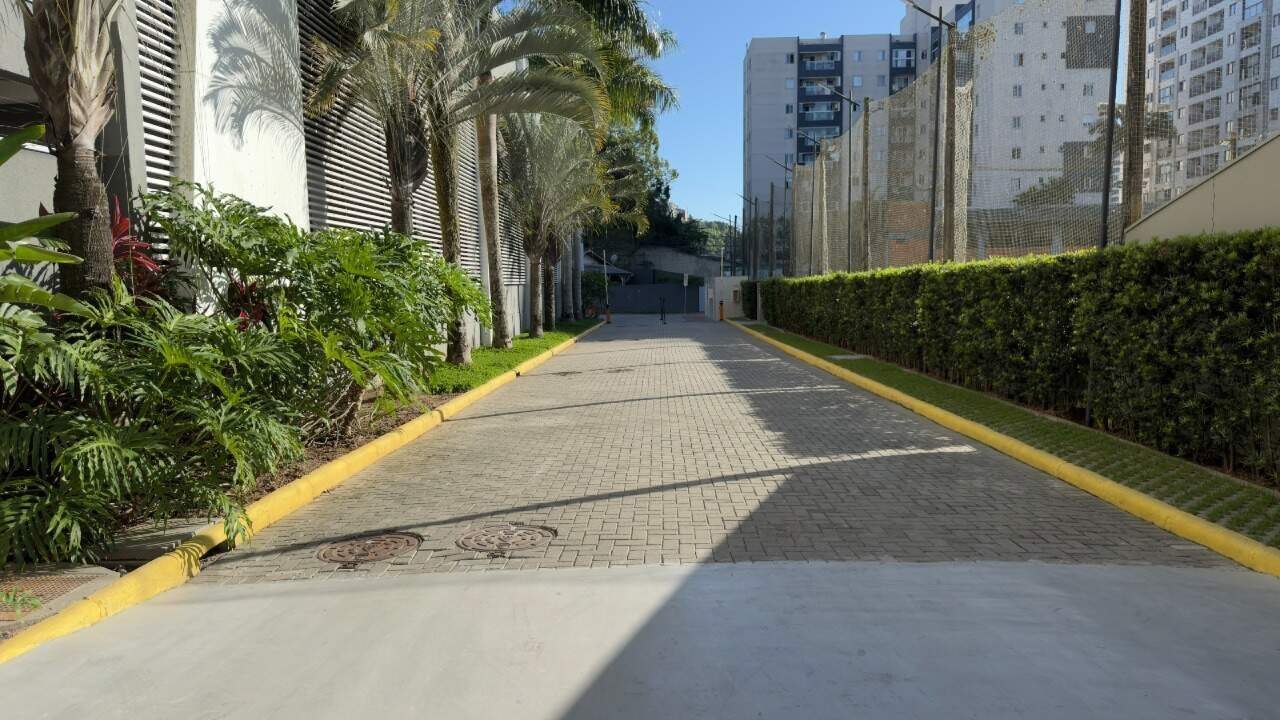 Apartamento à venda no Praia Brava: Acesso de veículos com jardim e palmeiras