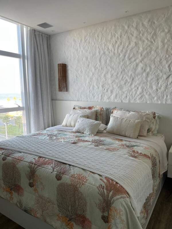Apartamento à venda no Praia Brava: Suíte principal com janela voltada para a praia