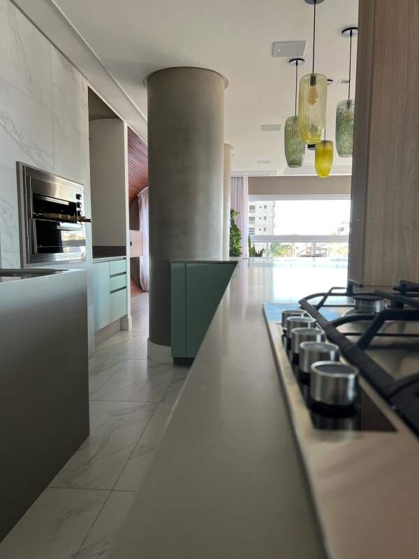 Apartamento à venda no Praia Brava: Bancada da cozinha com cooktop e forno embutido