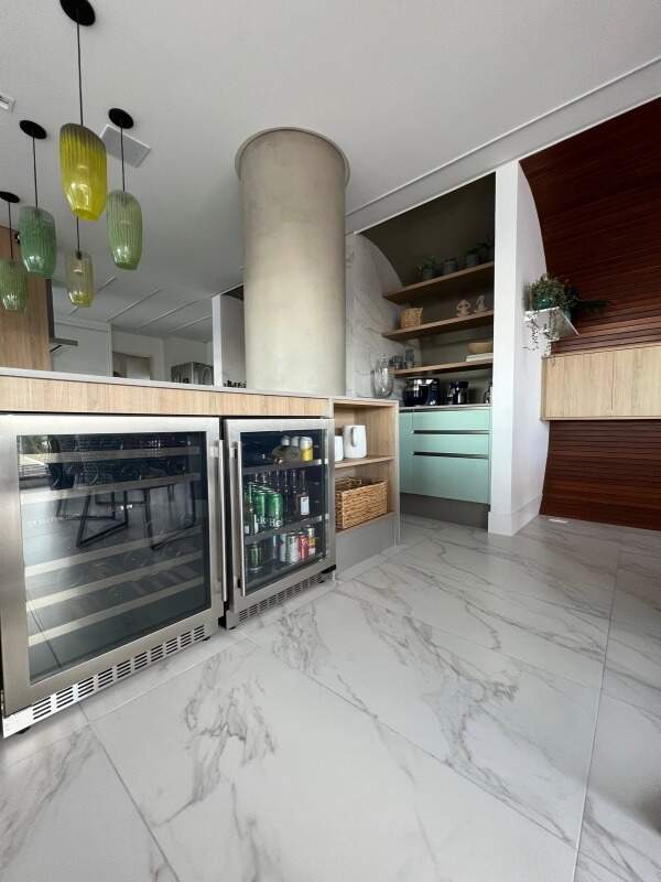 Apartamento à venda no Praia Brava: Bar com duas adegas climatizadas e prateleiras