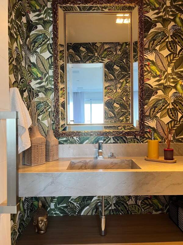 Apartamento à venda no Praia Brava: Lavabo com papel de parede tropical e espelho de moldura