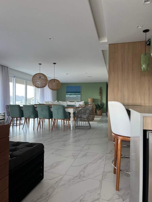 Apartamento à venda no Praia Brava: Living e sala de jantar integrados, com luminárias de fibra