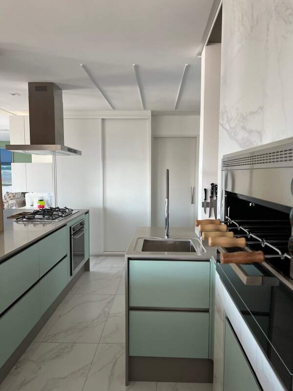 Apartamento à venda no Praia Brava: Cozinha com armários verde-água, coifa e cuba