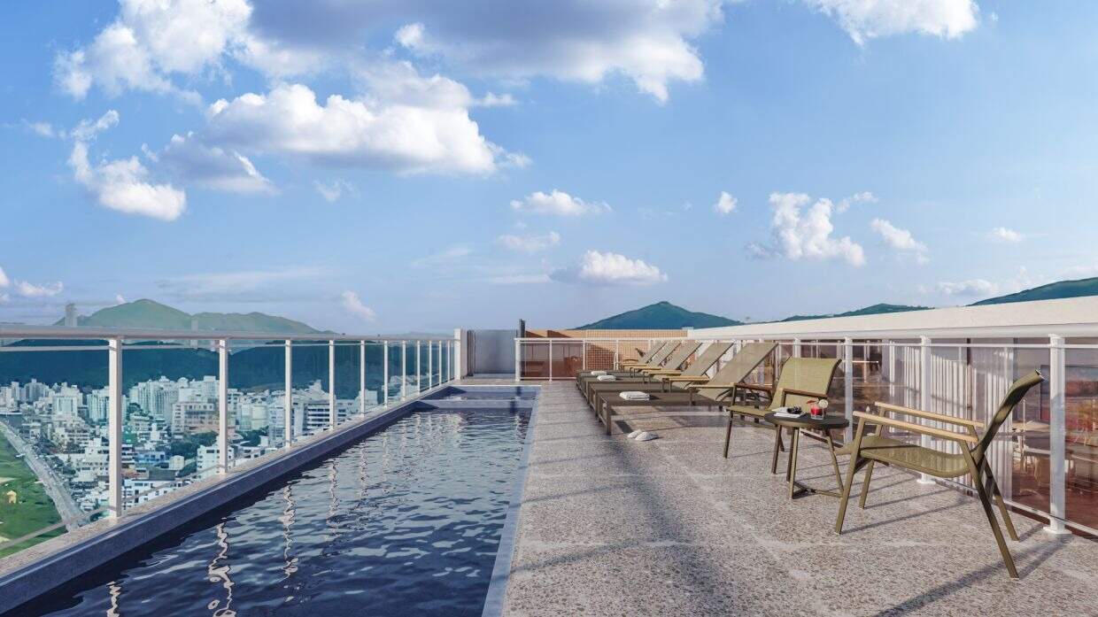 Apartamento à venda no Fazenda: Piscina do rooftop com a cidade e os morros ao fundo (imagem ilustrativa)