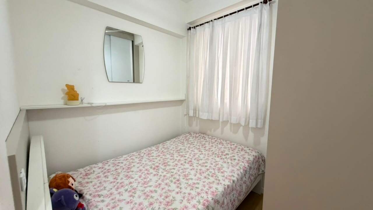Apartamento à venda no Centro: Dormitório de solteiro com janela