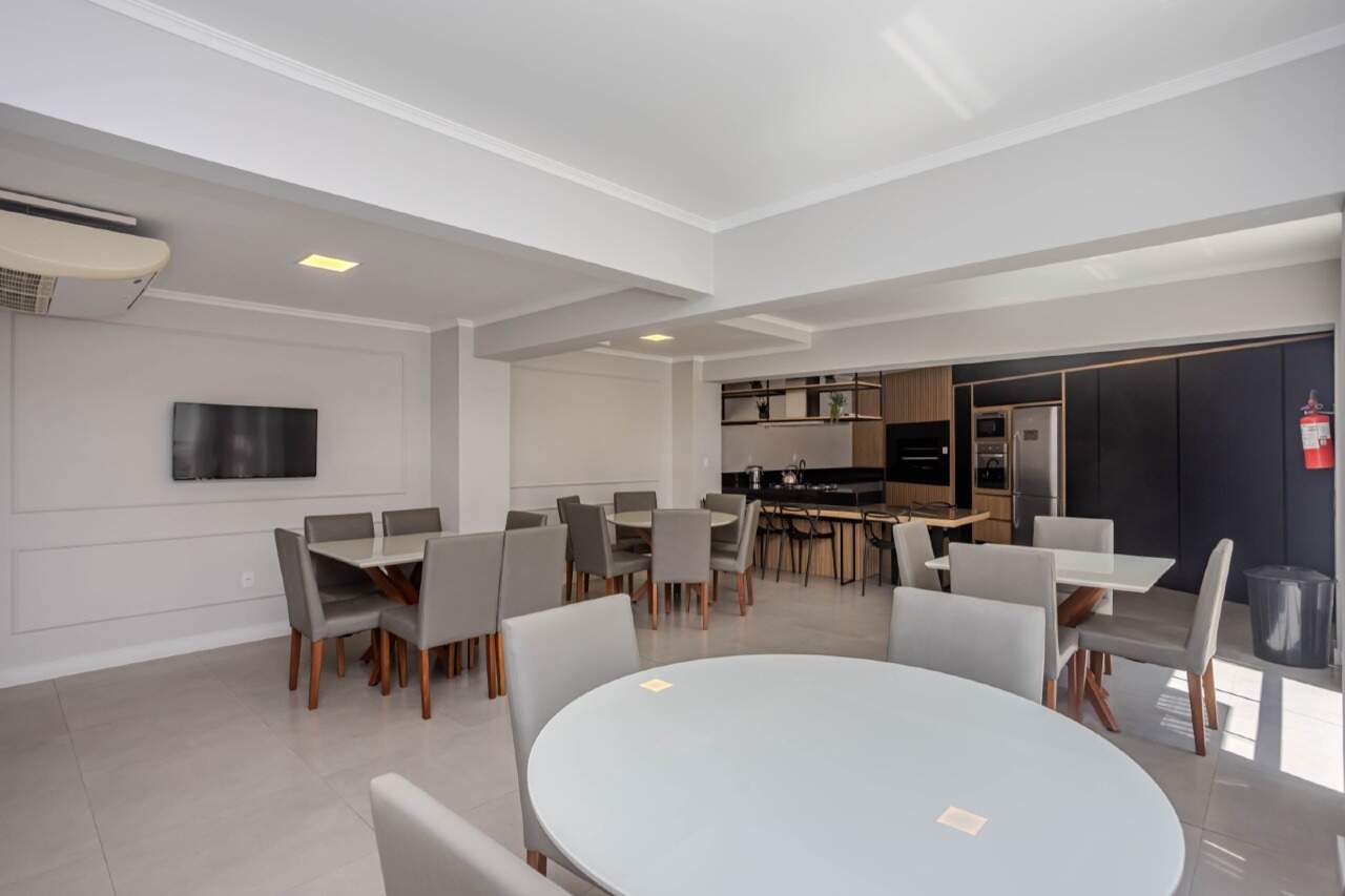 Apartamento à venda no Centro: Salão de festas com mesas e TV