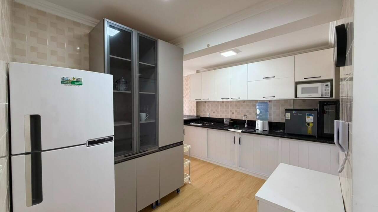 Apartamento à venda no Centro: Cozinha com geladeira, cristaleira e armários