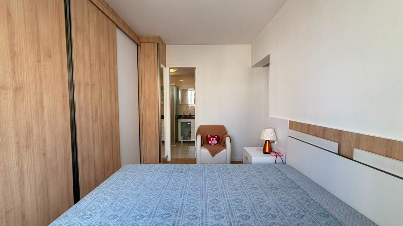 Apartamento à venda no Centro: Suíte com armário planejado de parede a parede