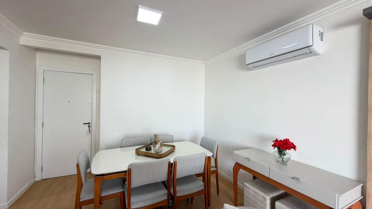 Apartamento à venda no Centro: Mesa de jantar junto à porta de entrada, com aparador