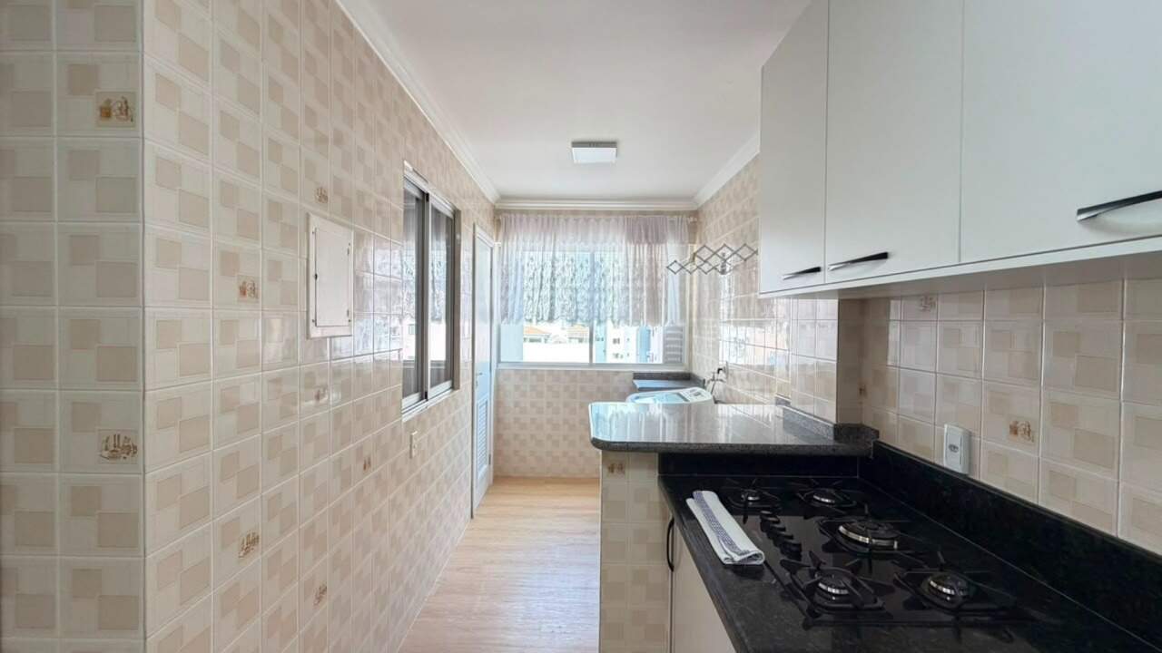 Apartamento à venda no Centro: Cozinha com cooktop e janela, ligada à área de serviço