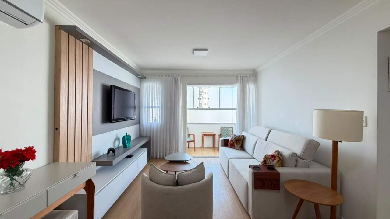 Apartamento à venda no Centro: Living visto da mesa de jantar, com a sacada ao fundo