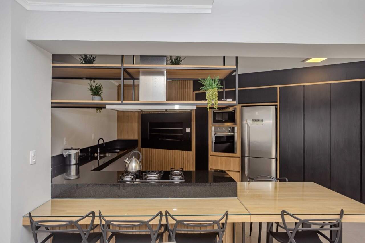 Apartamento à venda no Centro: Espaço gourmet do salão, com bancada, forno e geladeira