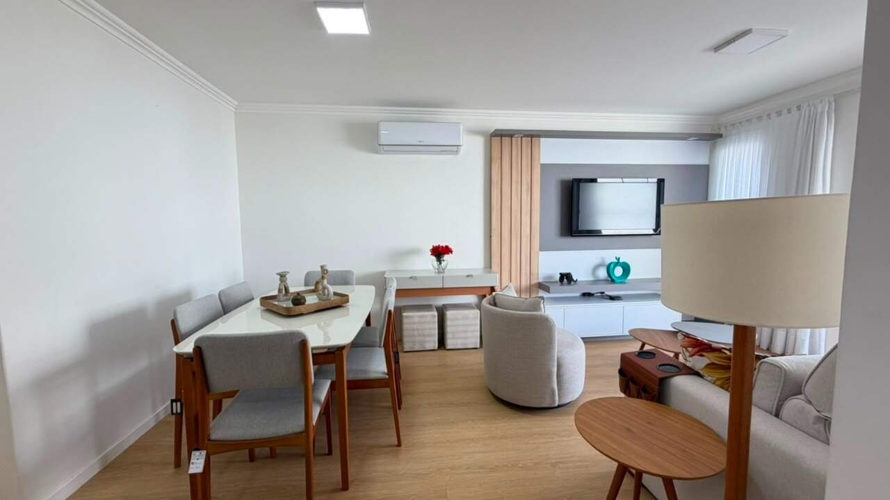 Apartamento à venda no Centro: Living com estar e jantar integrados, piso amadeirado e ar-condicionado