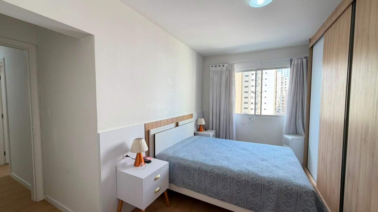 Apartamento à venda no Centro: Suíte com cama de casal, criados-mudos e janela