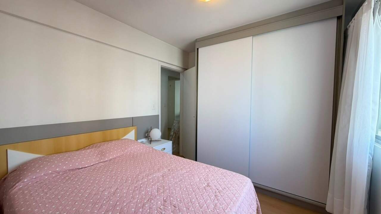 Apartamento à venda no Centro: Dormitório com cama de casal e armário de portas de correr